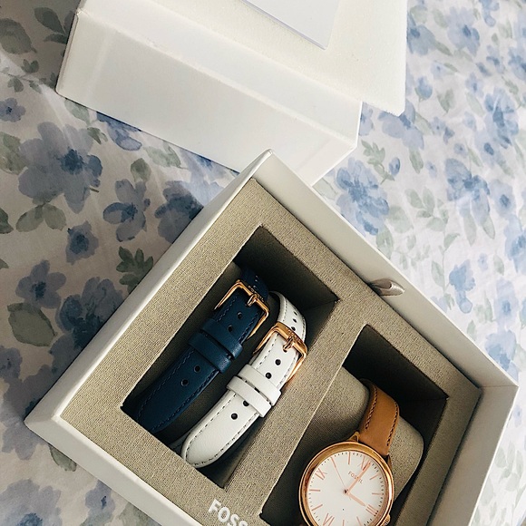 Brand new Fossil women leather watch set with two extra watch straps. - Picture 3 of 3